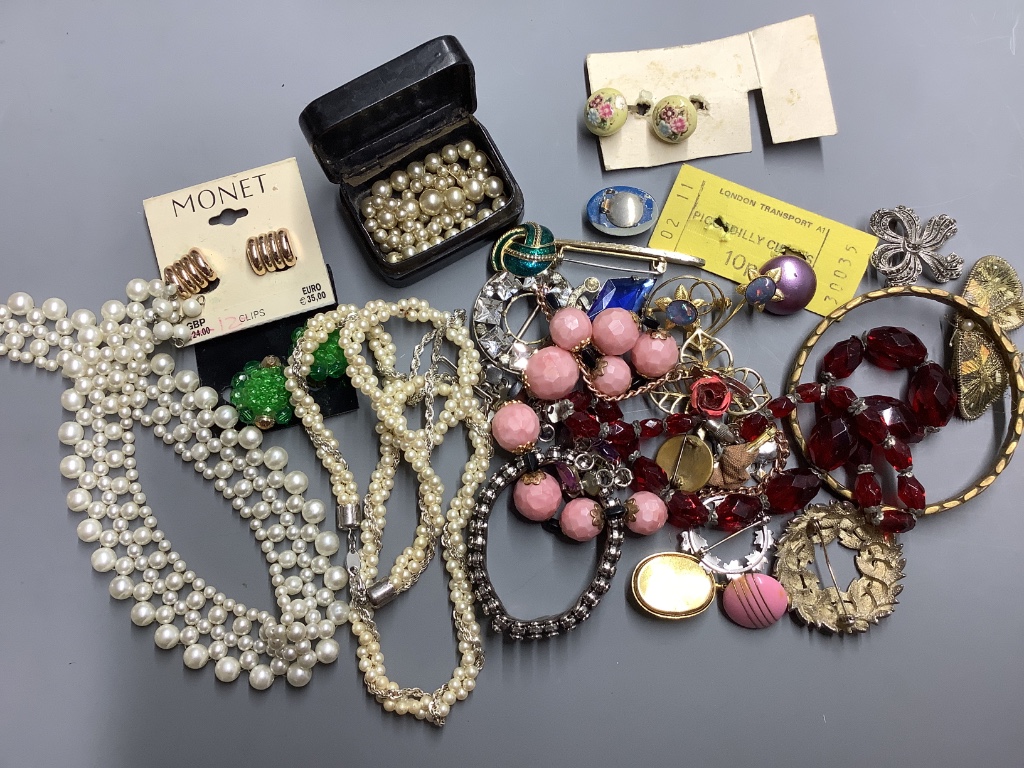 A box of costume jewellery.